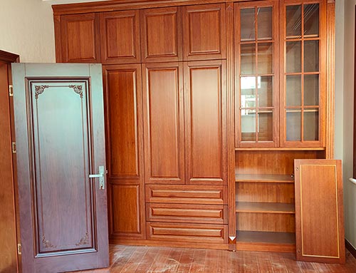 长汀中式家庭装修里定制的实木衣柜效果图